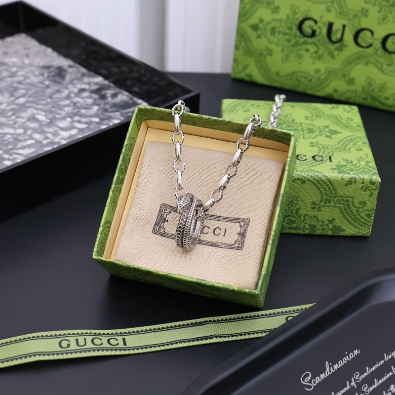 G*u*i necklaces